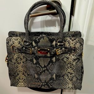MICHEAL KORS gently used purse. Two kinds of straps.